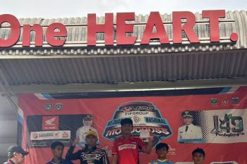 Crosser astra honda Tapaki podium tertinggi balap pembuka  kejurnas Motocross 2023