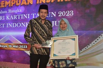 Warga Trenggalek menerima penghargaan Perempuan Inspiratif Jatim