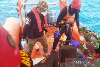 Basarnas evakuasi jasad warga Aceh Barat yang mengapung di laut