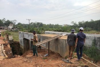 Jembatan Blok D Margo Bhakti ambles, Pemkab OKisegera fungsikan jembatan permanen .