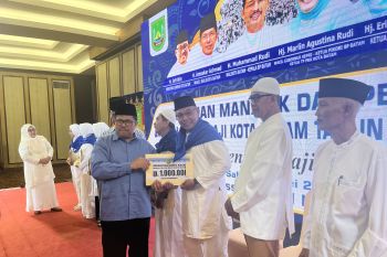 Jamaah calon haji Batam terbagi dalam tiga kloter