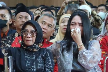 Penuh haru, saat seorang adik wakili almahumah kakak pada wisuda Universitas Jember