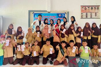 Mahasiswa UHO edukasi siswa pesisir tentang obat dan profesi apoteker