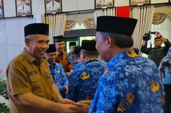 Di akhir jabatannya, Kamsol lepas 64 ASN ke Tanah Suci