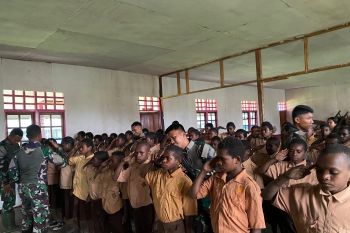 Satgas Yonif 527 ajak siswa SMPN 1 Oban-Papua tingkatkan disiplin