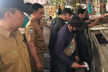 Disdag Mataram bongkar lapak pedagang di pasar tradisional