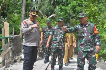 TNI membuka akses jalan ekonomi masyarakat pedesaan di Polewali Mandar