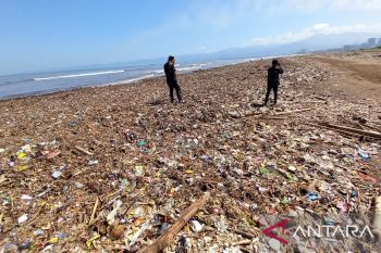 Tumpukan sampah di Pantai Talanca Sukabumi diperkirakan mencapai 200 ton