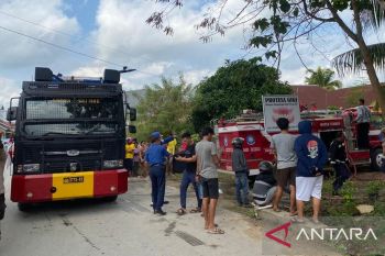 Brimob Polda Sulawesi Tenggara keerahkan water cannon padamkan ruko yang terbakar