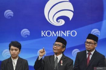Mahfud MD pastikan pembangunan infrastruktur komunikasi tetap berjalan lancar
