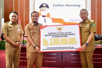 Gubernur Sulsel serahkan Rp2 miliar untuk tangani dampak banjir di Luwu