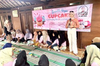 Srikandi Ganjar adakan pelatihan hias kue bareng milenial di Blora