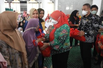 Eva Dwiana lepas keberangkatan jamaah calon haji