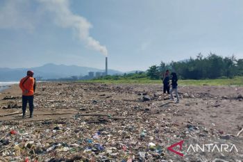 Pemkab Sukabumi kelola sampah Pantai Talanca