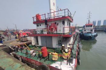 Sudin Gulkarmat Jakut padamkan percikan api di kapal motor pengangkut BBM