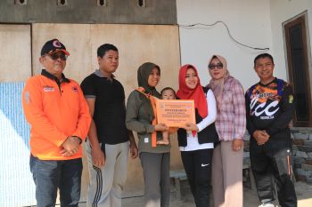 Pemkab Mojokerto serahkan bansos ke dua warga korban bencana alam