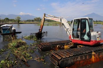 Garut bersihkan eceng gondok perindah wisata Situ Bagendit