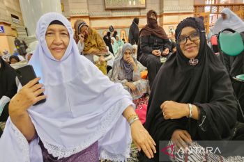 Calon haji belanja oleh-oleh di Madinah sebelum ke Mekkah