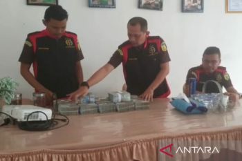 Kantor PDAM Kendari digeladah Kejari sita uang tunai ratusan juta rupiah