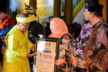 Bupati Bengkalis terima anugerah PWI Award 2023