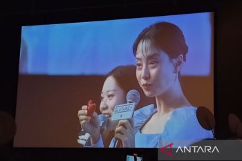 Song Ji Hyo bilang "enak" makan camilan tradisional Indonesia