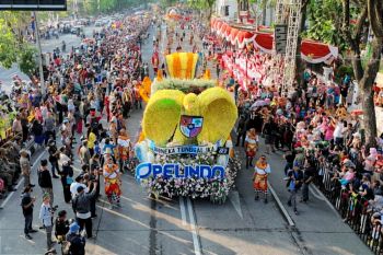 Mobil hias "Bhineka Tunggal Ika" tarik perhatian saat Surabaya Vaganza 2023