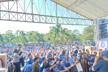 11.176 peserta pecahkan rekor MURI senam bersama berseragam batik