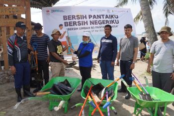 DLH Batam salurkan bantuan alat bersihkan pantai Melayu