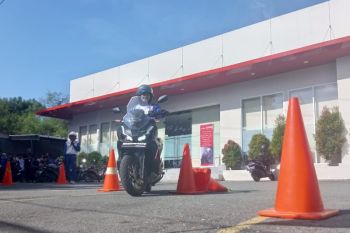 Teknik pengereman sepeda motor kecepatan tinggi "Honda bagi tips berkendara aman saat pengereman"