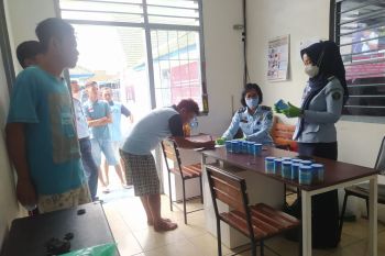 Kemenkumham Lampung tes urine 15 napi dan lima petugas Rutan Kalianda