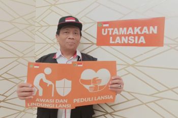 Stiker Lindungi Lansia tertempel di setiap hotel jamaah Indonesia