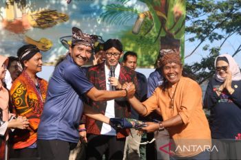 Menparekraf dorong pelaku desa wisata kemas potensi alam-ekraf bersamaan