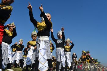 Gebyar tari massal anak TK di Madiun