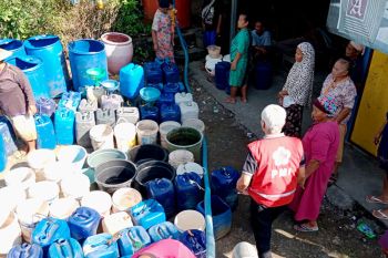 PMI Cilacap mulai salurkan bantuan air bersih untuk  masyarakat