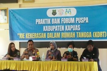 Sejumlah ibu-ibu di Kapuas Timur diberi edukasi terkait KDRT