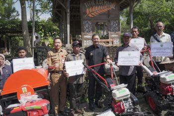 Pemkot salurkan alsintan dukung produksi pertanian Kota Batu