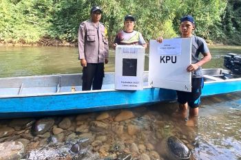 Bhabinkamtibmas Polsek Long Pujungan kawal  pengamanan dan penyerahan kotak suara Pemilu