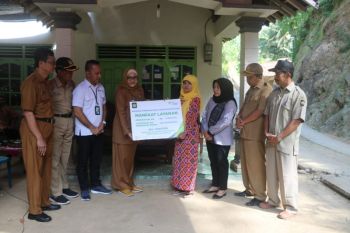 Pemkab Kulon Progo menyerahkan santunan kematian penderes