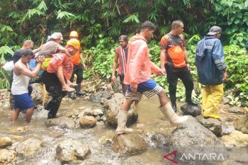 Tim SAR evakuasi seorang wanita dilaporkan hilang dalam hutan