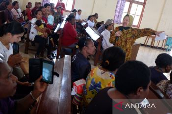 Kemensos beri pelatihan pembuatan pakan ternak warga kampung Kota Jayapura