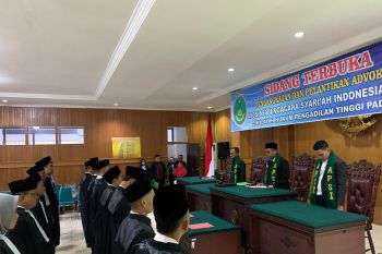 Sebanyak 16 advokat APSI Sumbar diambil sumpah