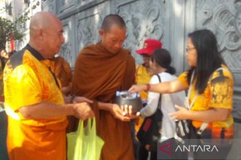 Puluhan biksu lakukan pindapata di Magelang awali Waisak