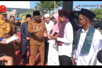 Nikah massal gratis, 18 pasutri di Padang diarak keliling kampung