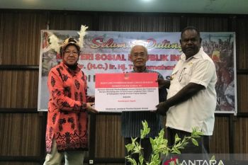 Mensos serahkan kapal fiber hingga penuhi gizi anak di Agats