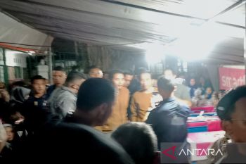 Presiden Jokowi menikmati bakmi jawa di Alun-Alun Utara Yogyakarta