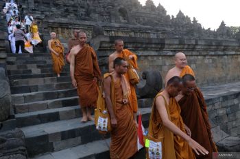 Embracing Buddhist monks on Thudong, the face of Indonesia's tolerance