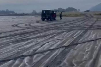 Melihat fenomena pasir bersalju Gunung Bromo