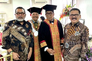 Catatan Ilham Bintang -Henry Yosodiningrat, anak gaul yang raih gelar profesor Unissula