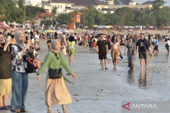 Wisatawan padati Pantai Kuta di masa libur panjang cuti bersama