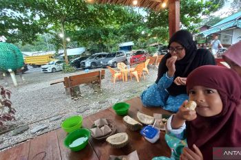 Menikmati Durian di Lesehan Jalan Raya Bukittinggi-Padang Sumbar